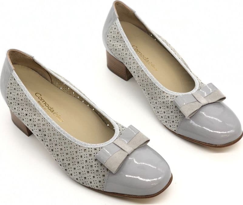 COMODAIDEA Décolleté grigio in suede traforata a laser e vernice in prodotto Calzature Durello - Agna, commercioVirtuoso.it