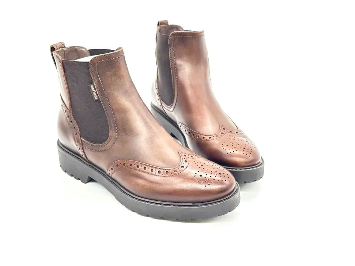 NeroGiardini Chelsea donna in pelle marrone brogue in Stivali Calzature Durello - Agna, commercioVirtuoso.it