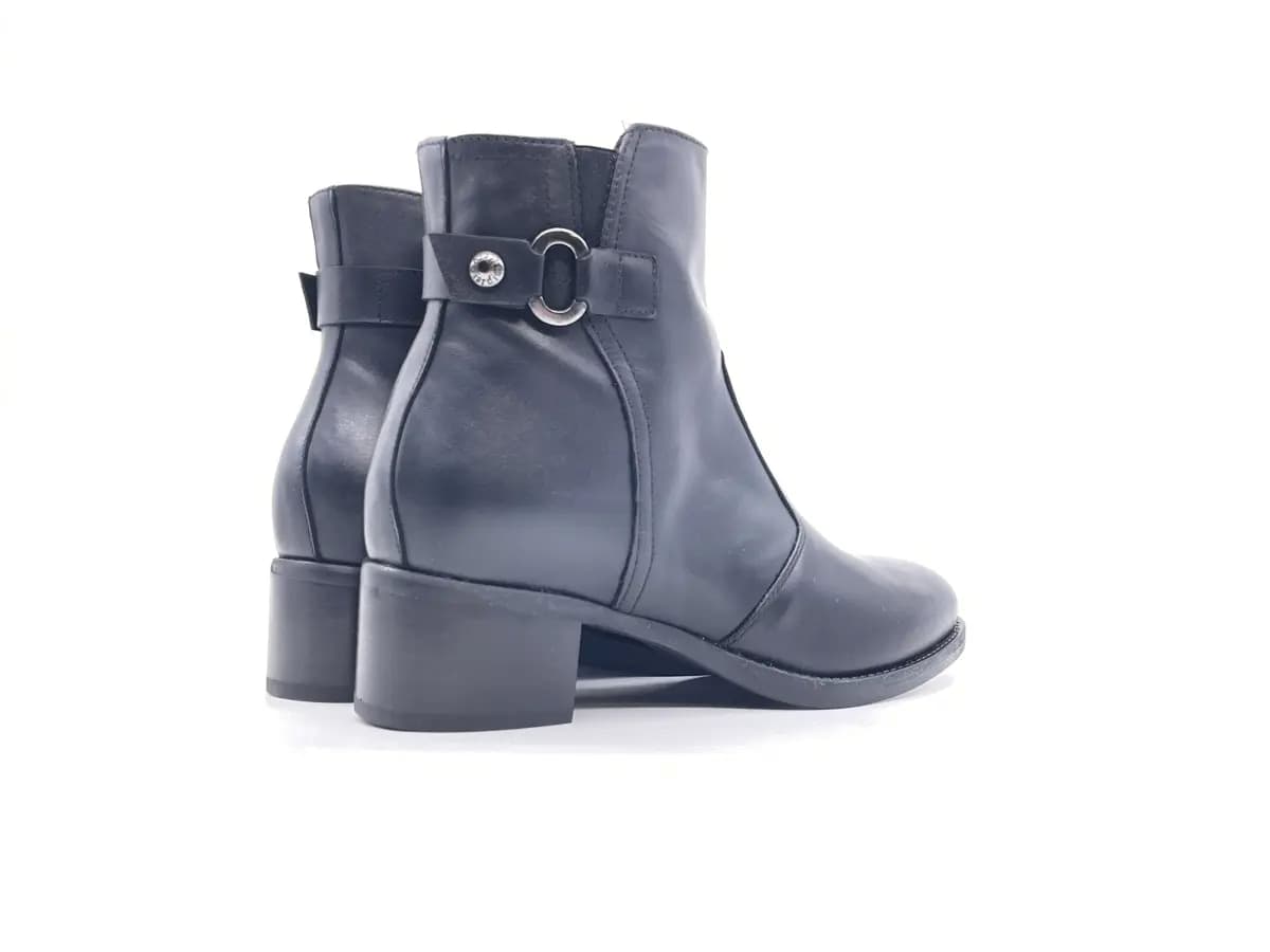 NeroGiardini Stivaletto  donna pelle nera tacco basso zip laterale in Stivali Calzature Durello - Agna, commercioVirtuoso.it