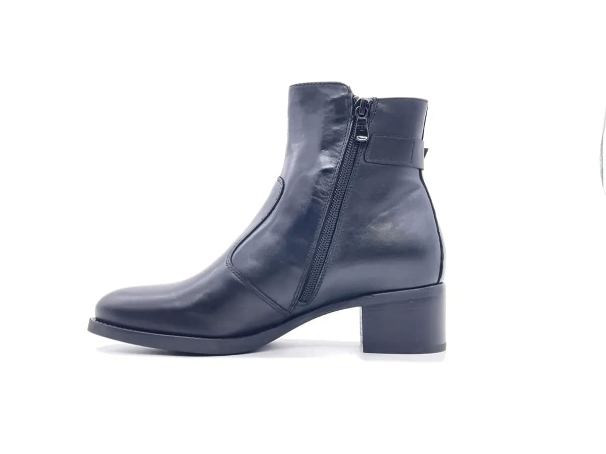 NeroGiardini Stivaletto  donna pelle nera tacco basso zip laterale in Stivali Calzature Durello - Agna, commercioVirtuoso.it