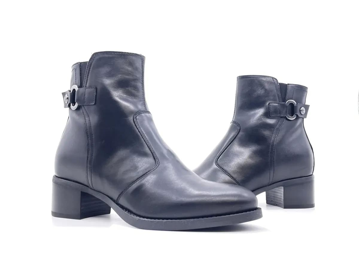 NeroGiardini Stivaletto  donna pelle nera tacco basso zip laterale in Stivali Calzature Durello - Agna, commercioVirtuoso.it