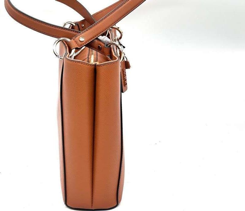 Guess borsa shopper noelle cognac con manici e charm logo - 3