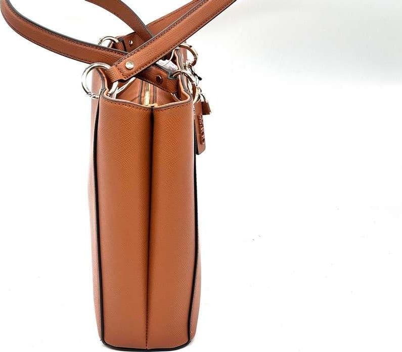 Guess borsa shopper noelle cognac con manici e charm logo - 3