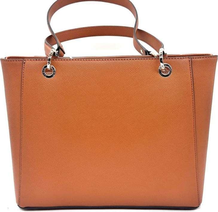 Guess borsa shopper noelle cognac con manici e charm logo in Borse a spalla Calzature Durello - Agna, commercioVirtuoso.it