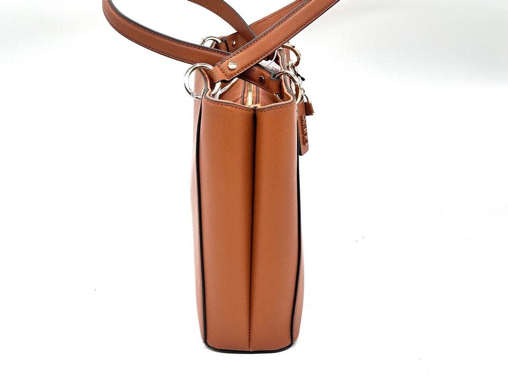 Guess borsa shopper noelle cognac con manici e charm logo in Borse a spalla Calzature Durello - Agna, commercioVirtuoso.it