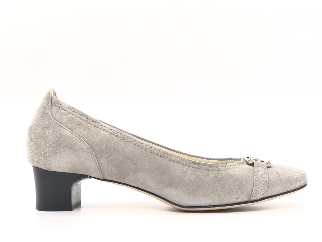 PERLI Décolleté tacco 5 maxi calzata in camoscio grigio chiaro - 6
