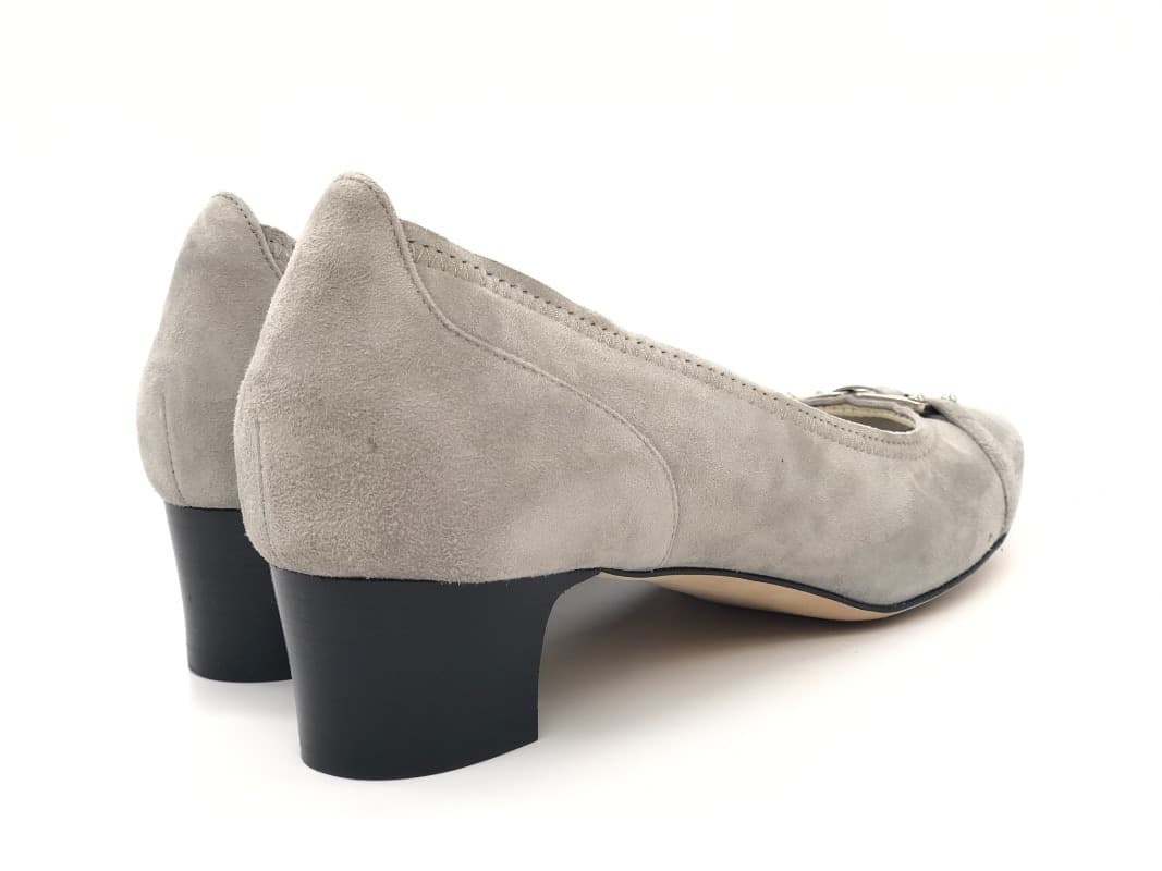 PERLI Décolleté tacco 5 maxi calzata in camoscio grigio chiaro in Scarpe col tacco Calzature Durello - Agna, commercioVirtuoso.it
