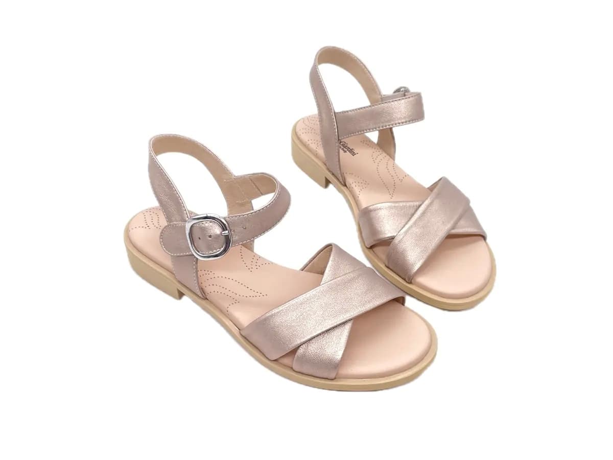 NERO GIARDINI Sandali bassi donna in pelle laminata beige in Sandali moda Calzature Durello - Agna, commercioVirtuoso.it