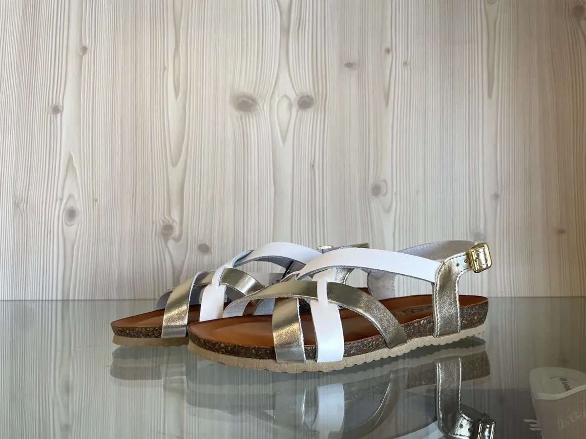 IGI &amp; CO.. Sandali bassi donna con fascette incrociate bianco e platino in Sandali moda Calzature Durello - Agna, commercioVirtuoso.it