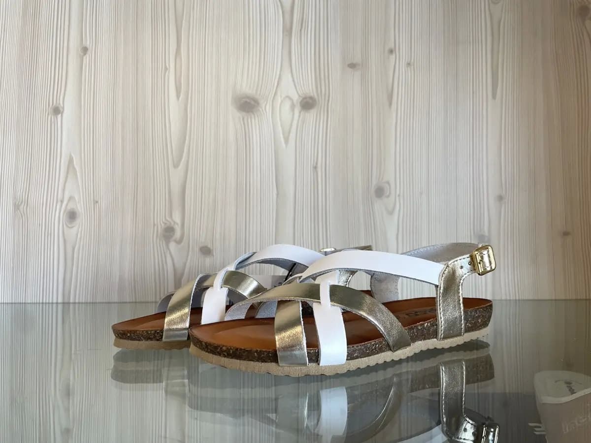 IGI &amp; CO.. Sandali bassi donna con fascette incrociate bianco e platino in Sandali moda Calzature Durello - Agna, commercioVirtuoso.it