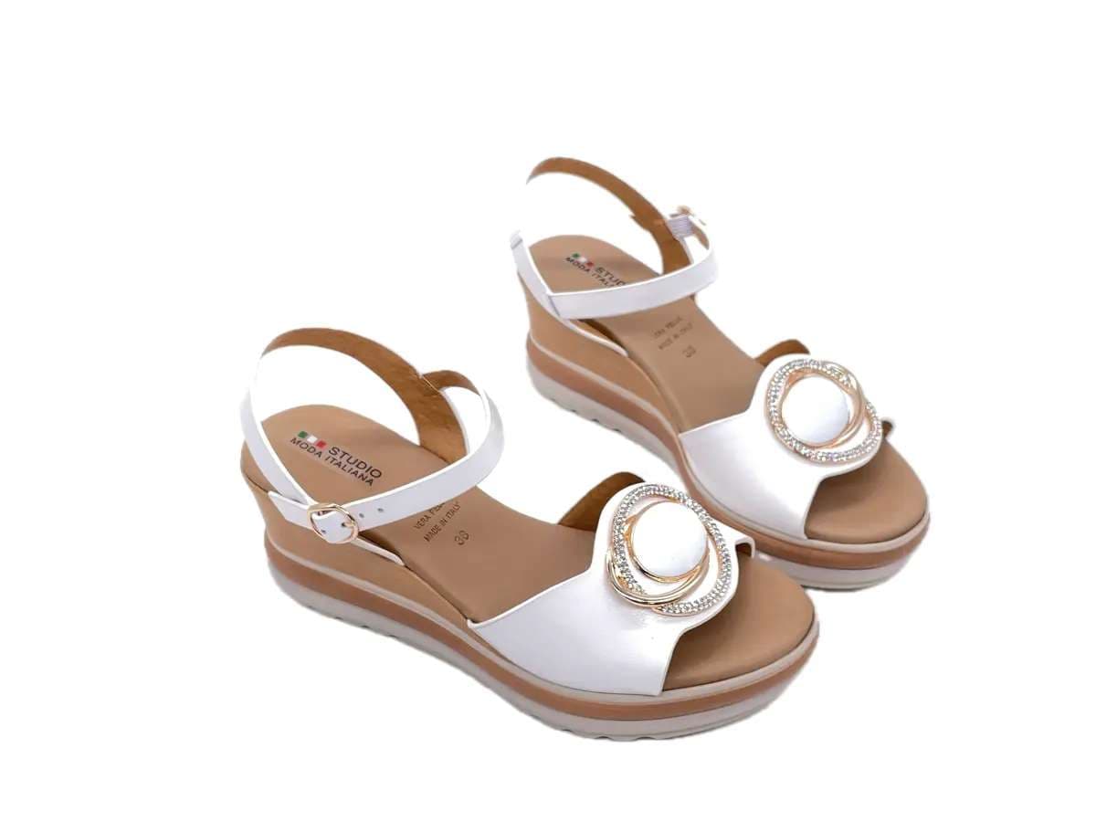 MODA ITALIA Sandali donna con fascia in pelle bianca e accessorio platino con st in Sandali moda Calzature Durello - Agna, commercioVirtuoso.it