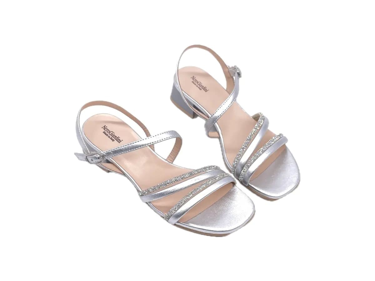 NERO GIARDINI Sandali donna in pelle laminata colore argento in Sandali moda Calzature Durello - Agna, commercioVirtuoso.it
