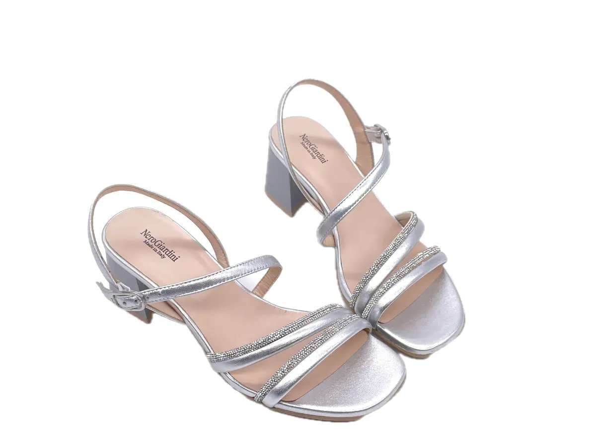 NERO GIARDINI Sandali donna in pelle laminata argento in Sandali moda Calzature Durello - Agna, commercioVirtuoso.it