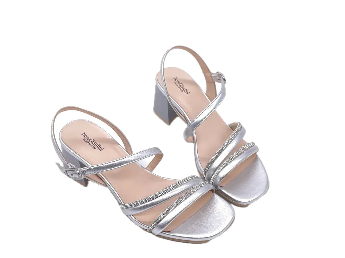 NERO GIARDINI Sandali donna in pelle laminata argento in Sandali moda Calzature Durello - Agna, commercioVirtuoso.it