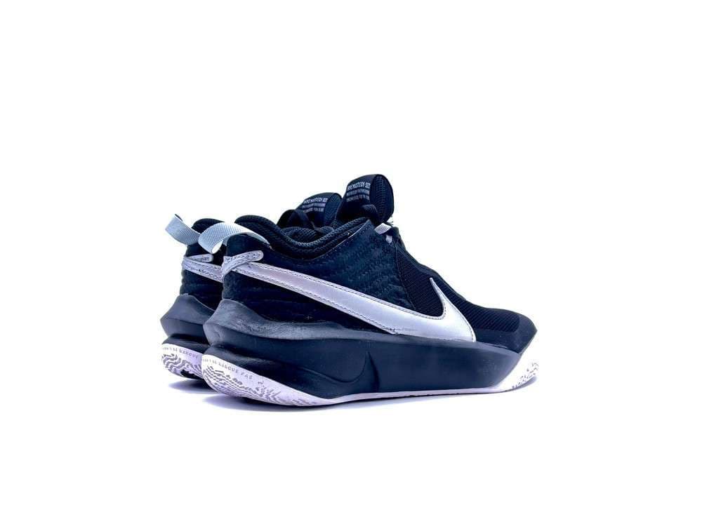 NIKE Team Hustle D10 Black White in Scarpe da corsa su strada Calzature Durello - Agna, commercioVirtuoso.it