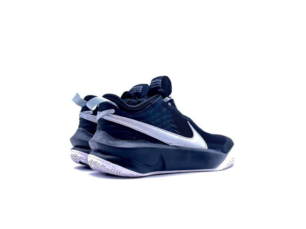 NIKE Team Hustle D10 Black White in Scarpe da corsa su strada Calzature Durello - Agna, commercioVirtuoso.it