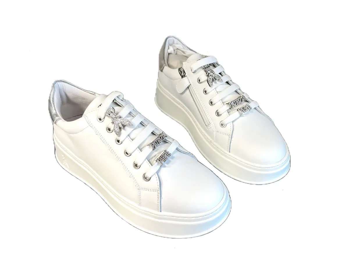 PATRIZIA PEPE Sneakers donna in pelle bianca e logo in metallo con strass in Sneaker casual Calzature Durello - Agna, commercioVirtuoso.it