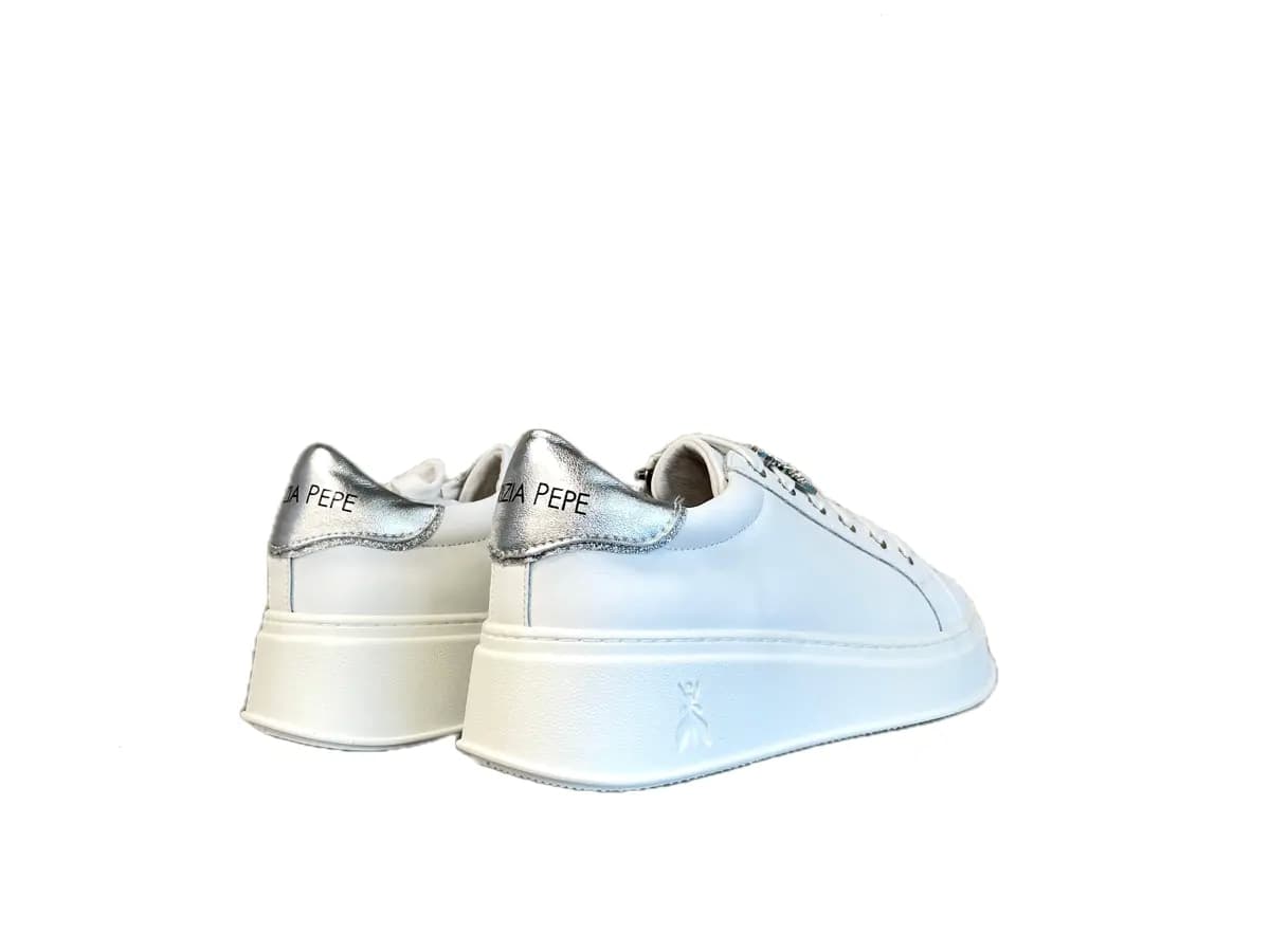 PATRIZIA PEPE Sneakers donna in pelle bianca e logo in metallo con strass in Sneaker casual Calzature Durello - Agna, commercioVirtuoso.it