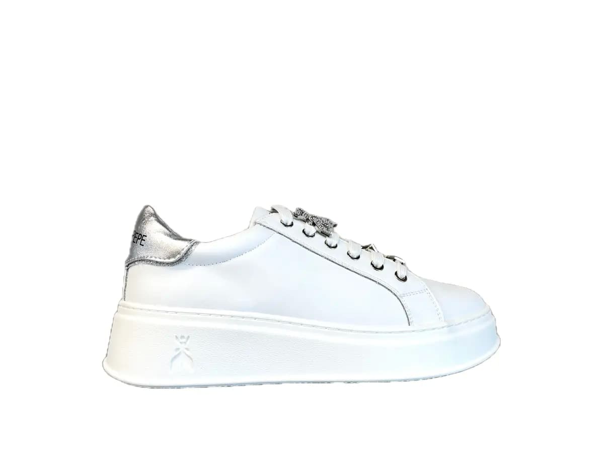 PATRIZIA PEPE Sneakers donna in pelle bianca e logo in metallo con strass in Sneaker casual Calzature Durello - Agna, commercioVirtuoso.it