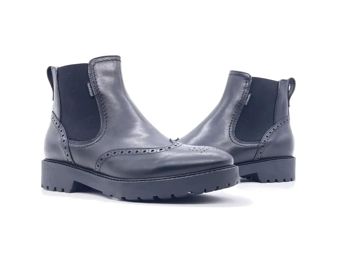 NeroGiardini Chelsea boots donna pelle nera fondo carrarmato in Stivali Calzature Durello - Agna, commercioVirtuoso.it