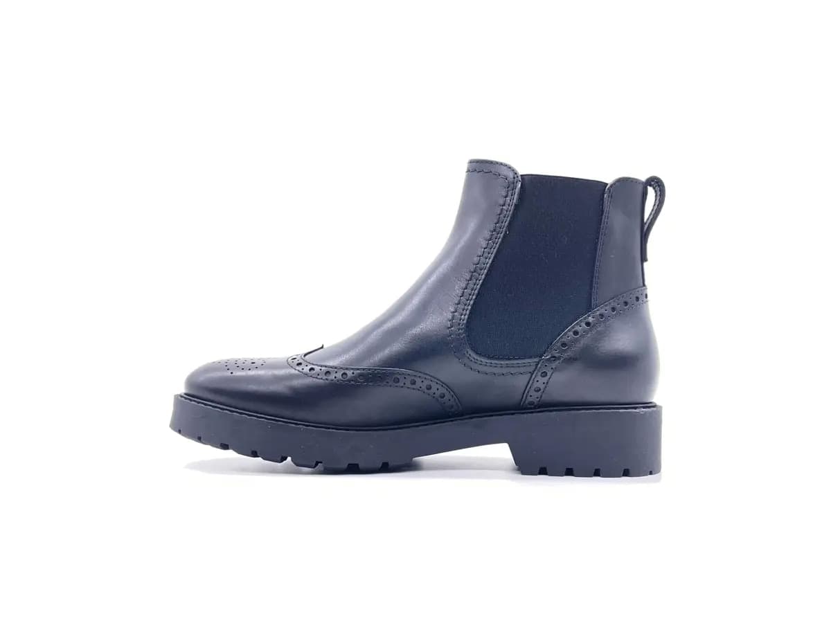 NeroGiardini Chelsea boots donna pelle nera fondo carrarmato in Stivali Calzature Durello - Agna, commercioVirtuoso.it