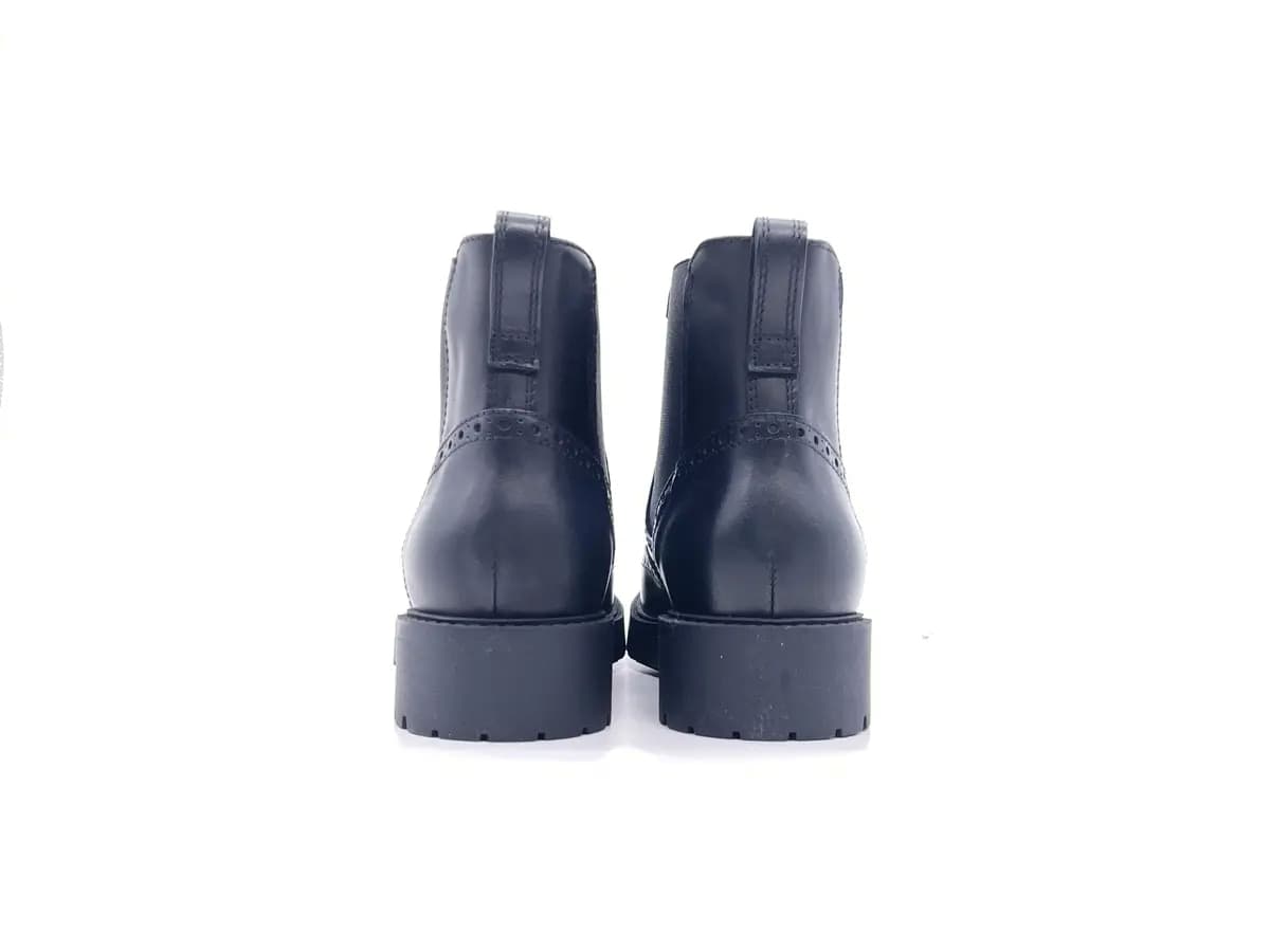 NeroGiardini Chelsea boots donna pelle nera fondo carrarmato in Stivali Calzature Durello - Agna, commercioVirtuoso.it