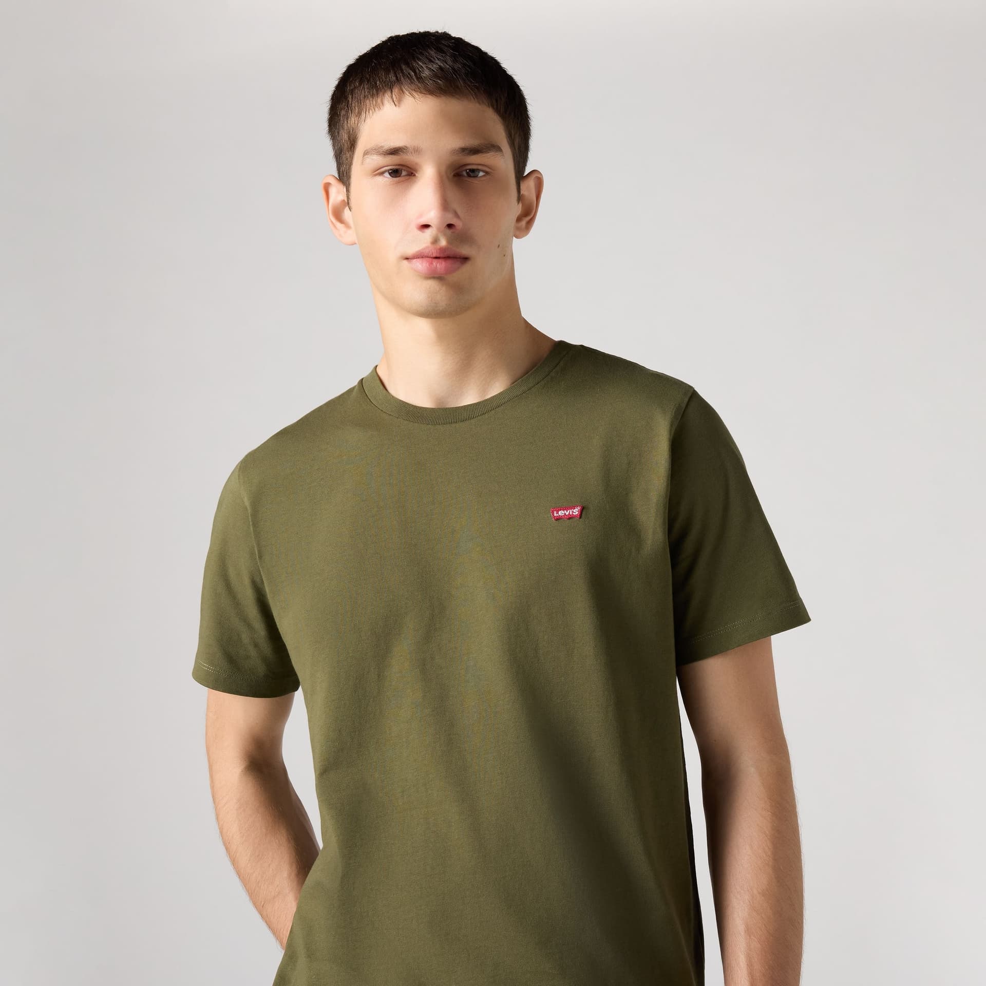 Levi's T-Shirt Uomo Original HM Tee in Cotone Verde Olive Night Regular Fit in T-shirt Broadway Red - Barletta, commercioVirtuoso.it