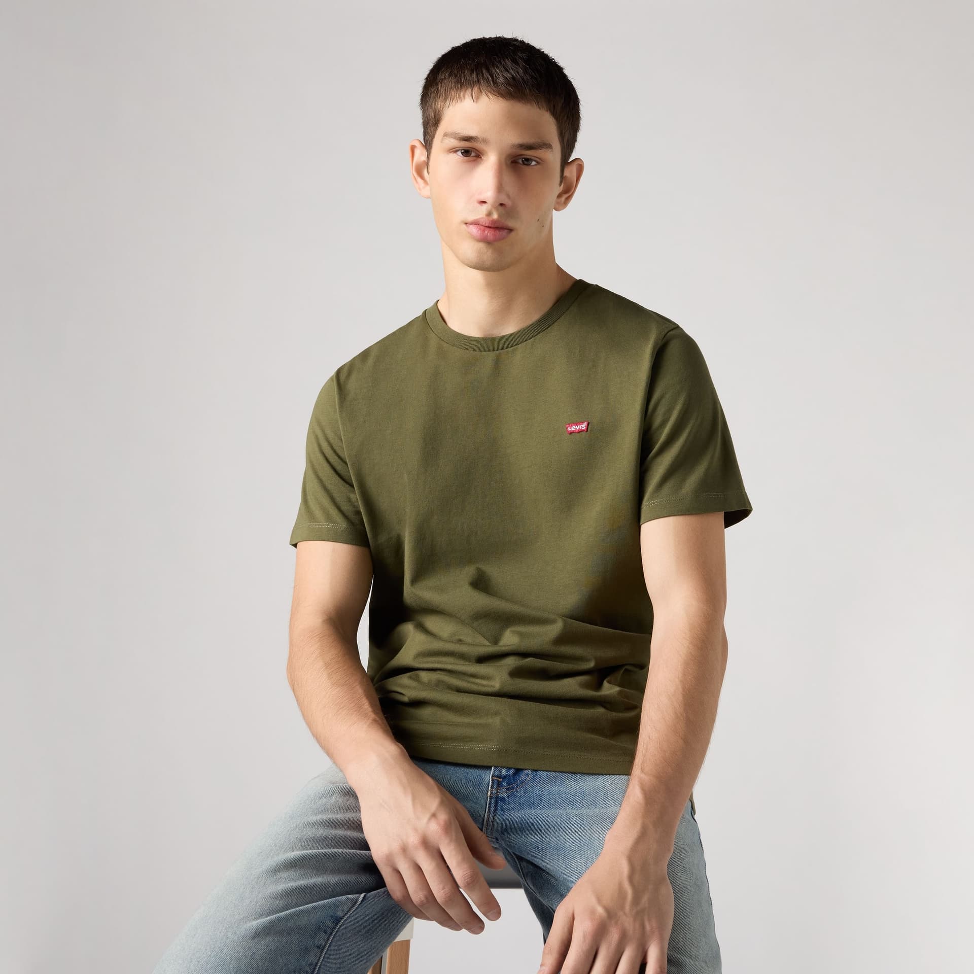 Levi's T-Shirt Uomo Original HM Tee in Cotone Verde Olive Night Regular Fit in T-shirt Broadway Red - Barletta, commercioVirtuoso.it