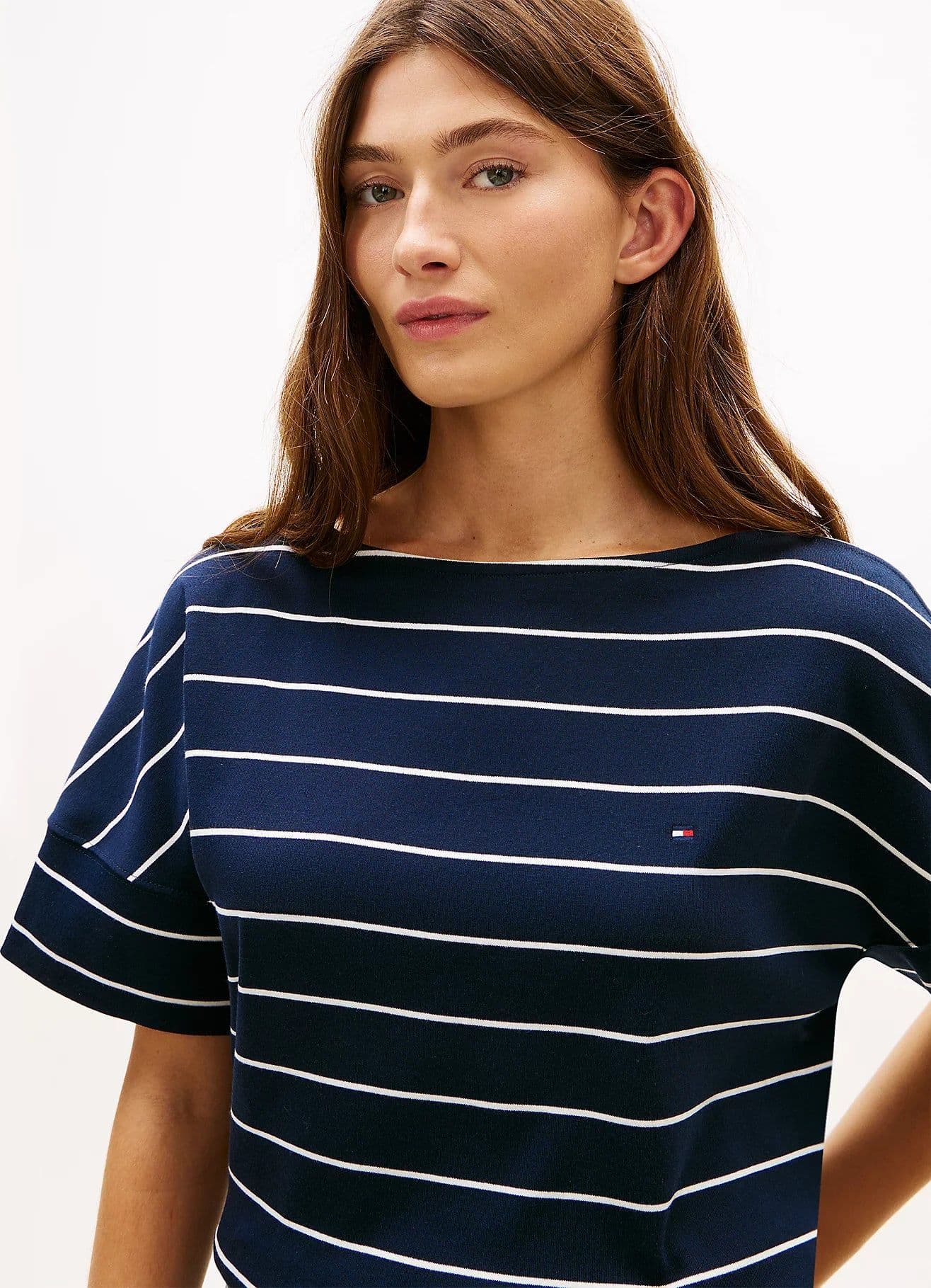 Tommy Hilfiger T-shirt donna a righe in cotone con scollo a barca relaxed fit in T-shirt Broadway Red - Barletta, commercioVirtuoso.it