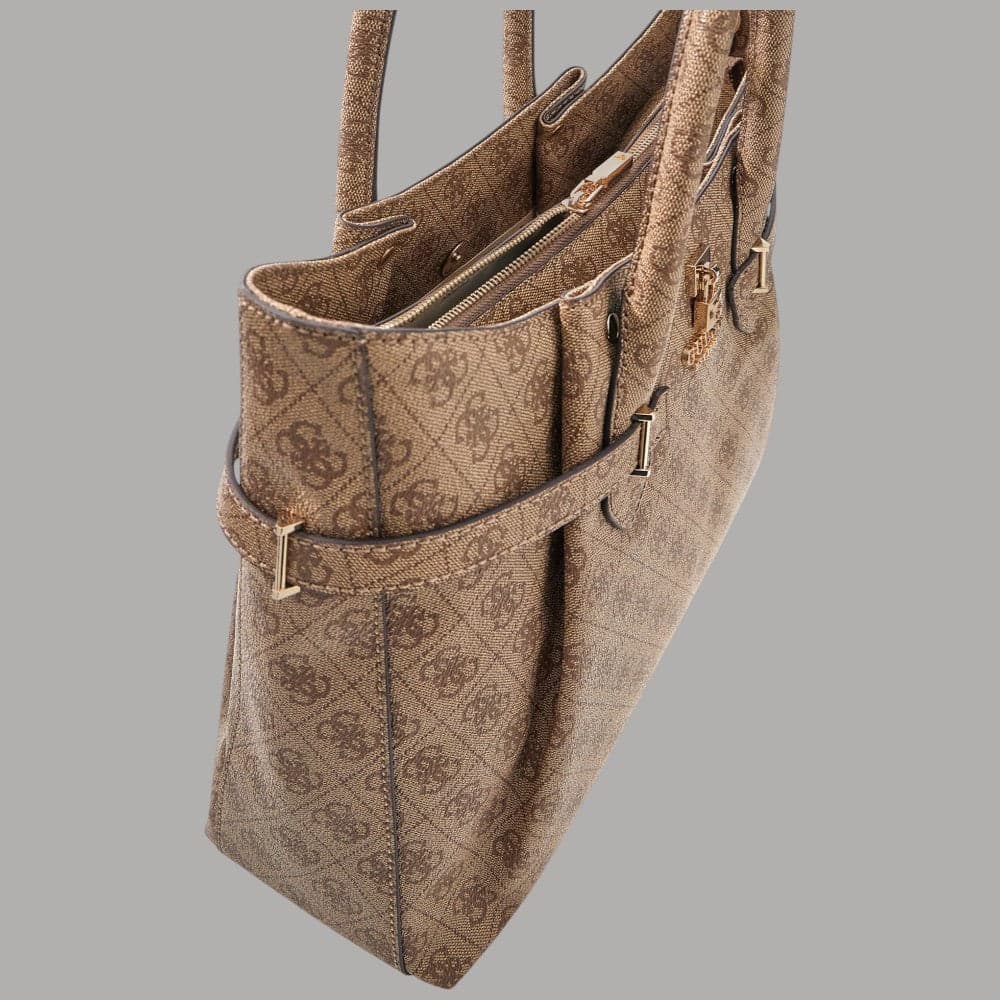 Guess borsa a mano Yesba latte con tracolla e logo dorato in Borse a mano Prodotti di Classe - Nocera Superiore, commercioVirtuoso.it