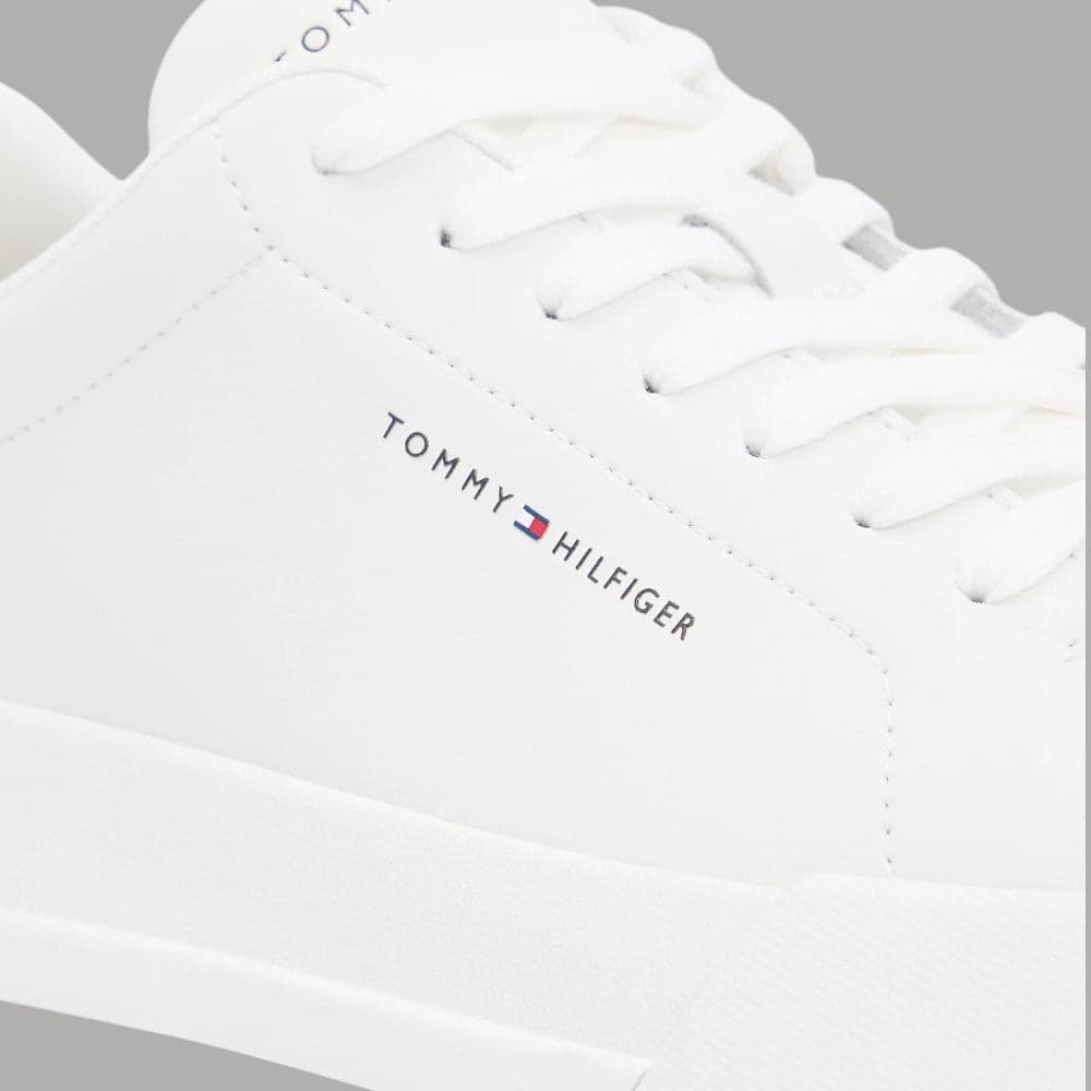 Sneakers in Pelle Bianche Scarpe Tommy Hilfiger con Dettaglio Beige in Autocategorizzazione Prodotti di Classe - Nocera Superiore, commercioVirtuoso.it