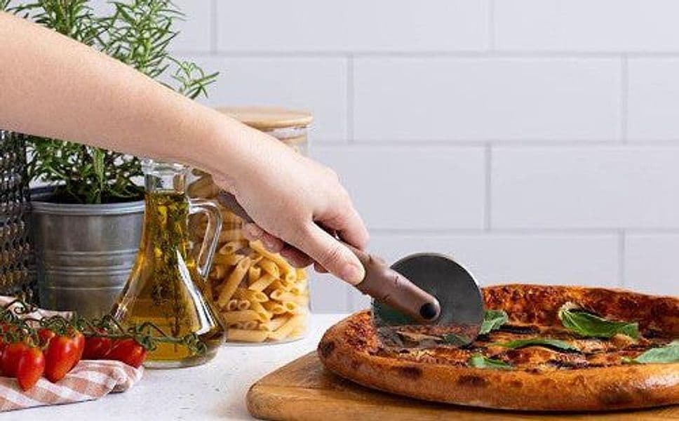 Tagliapizza puperoni cane con frisbee in Autocategorizzazione Più Di Più Ideas - Casalnuovo di Napoli, commercioVirtuoso.it