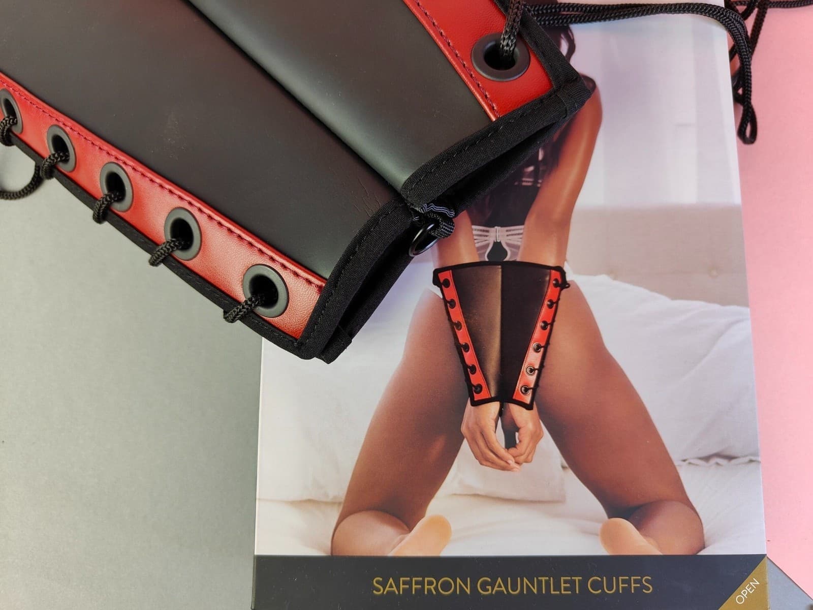Sportsheets Saffron Cuffs Polsini “gauntlet” regolabili bondage BDSM fetish in prodotto Erosdom - Palmi, commercioVirtuoso.it