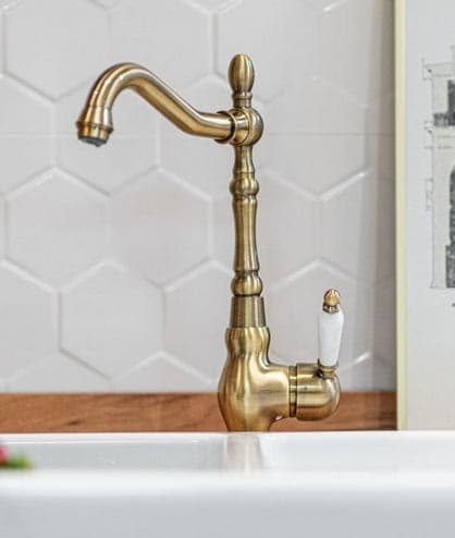 Rubinetto cucina monocomando bronzato con bocca a L girevole – aeratore e design elegante - 4