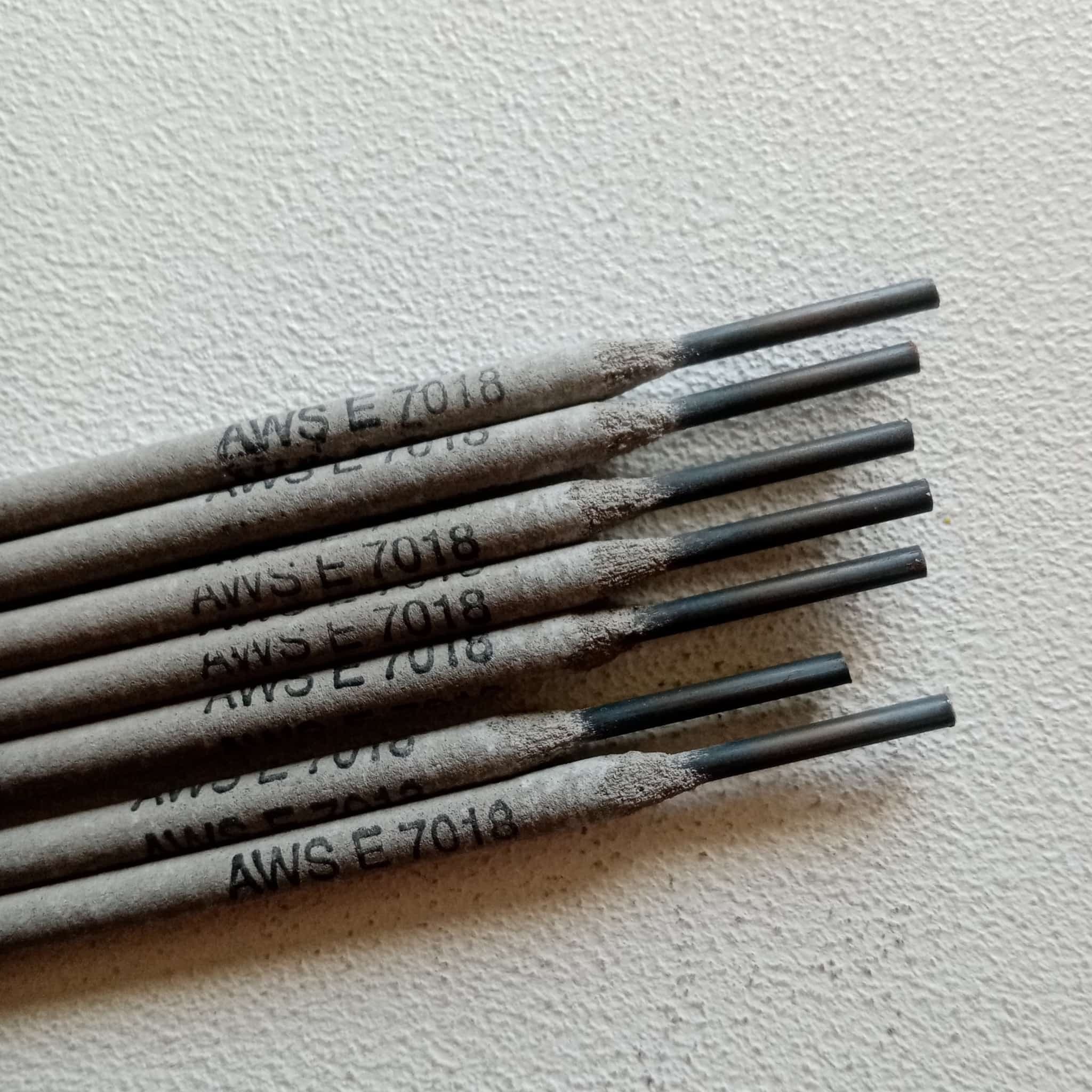 Elettrodo basico INE 50 B E7018 da 2,5 x 300mm colore grigio per la saldatura di acciaio al carbonio e microlegati - 240pz