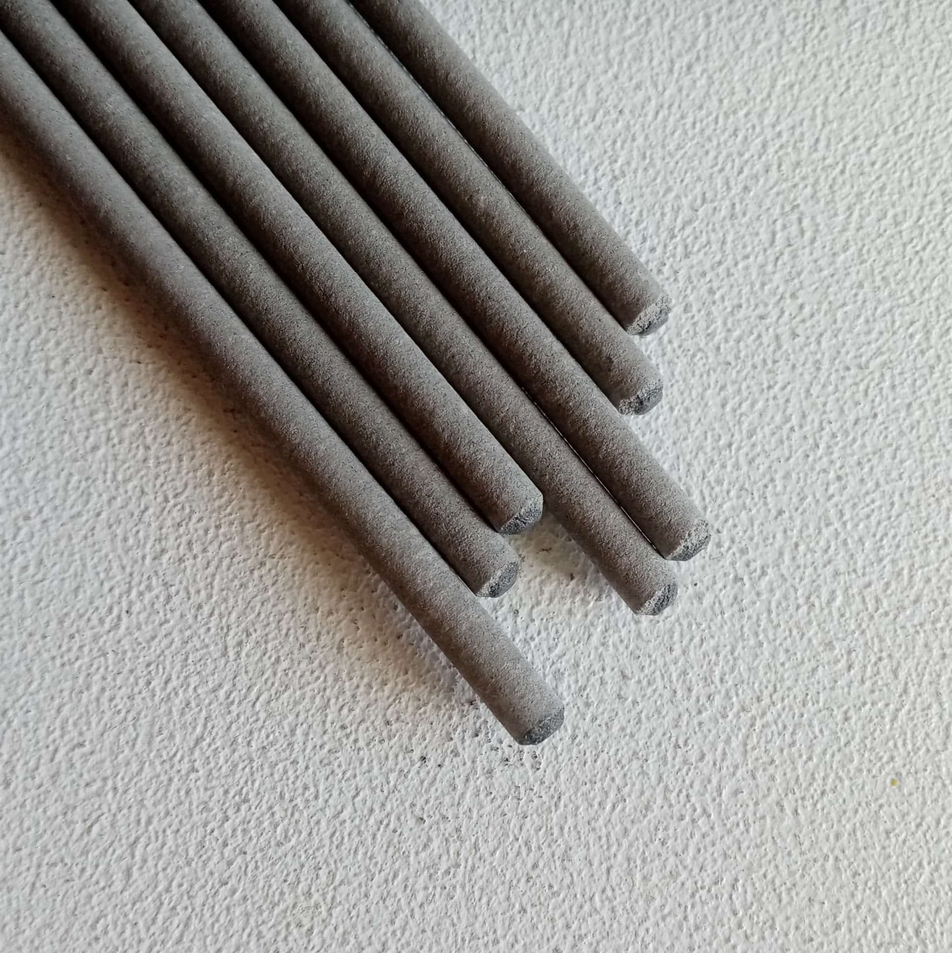 Elettrodo basico 240pz INE 50 B E7018 da 2,5 x 300mm colore grigio per la saldatura di acciaio al carbonio e microlegati - 2