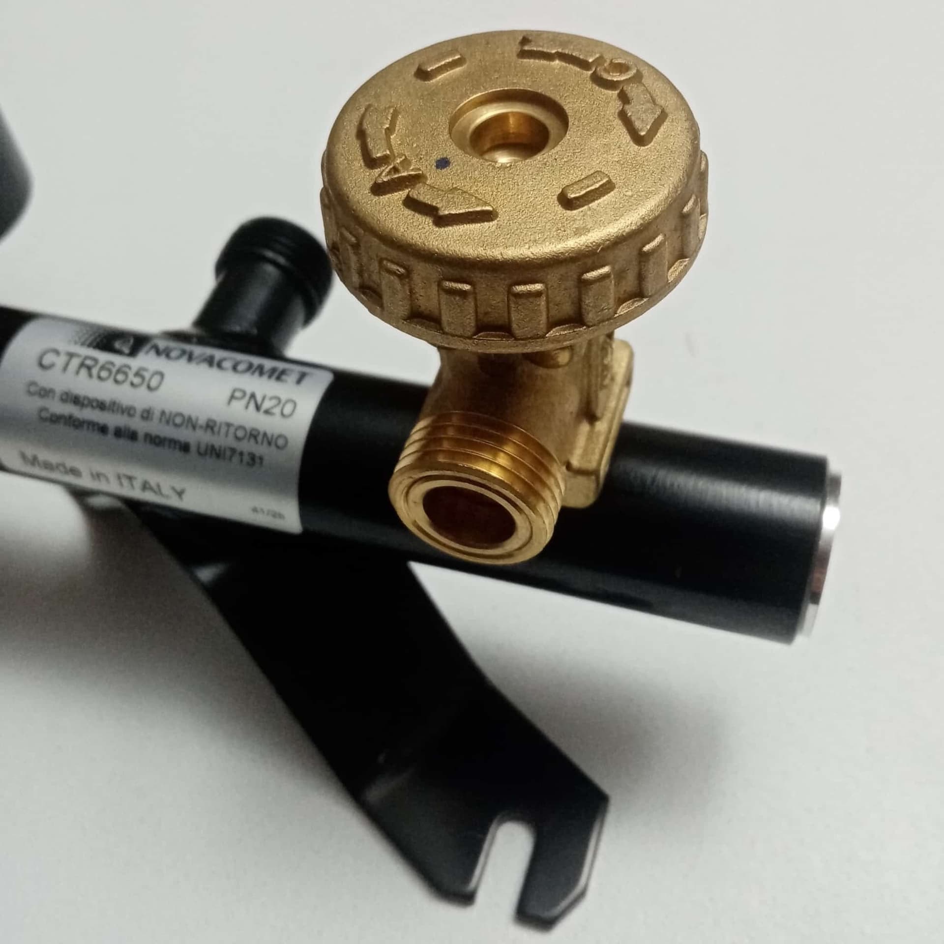 Centralina Manifold per tre bombole gas gpl con manometro e valvola di sicurezza - 3