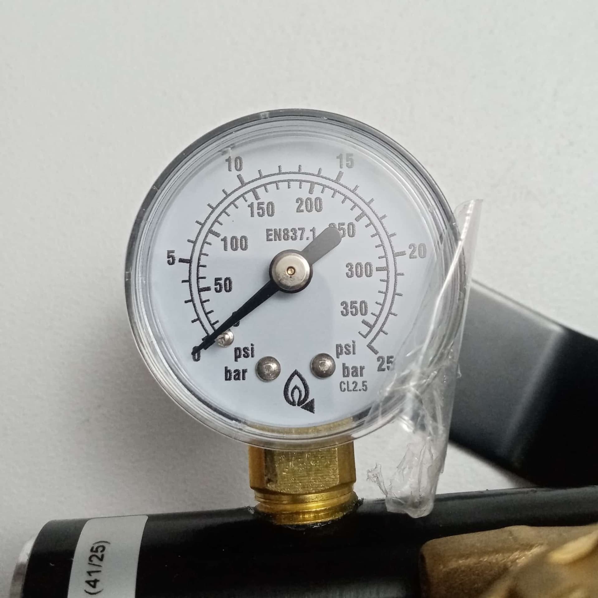 Centralina Manifold per tre bombole gas gpl con manometro e valvola di sicurezza - 6