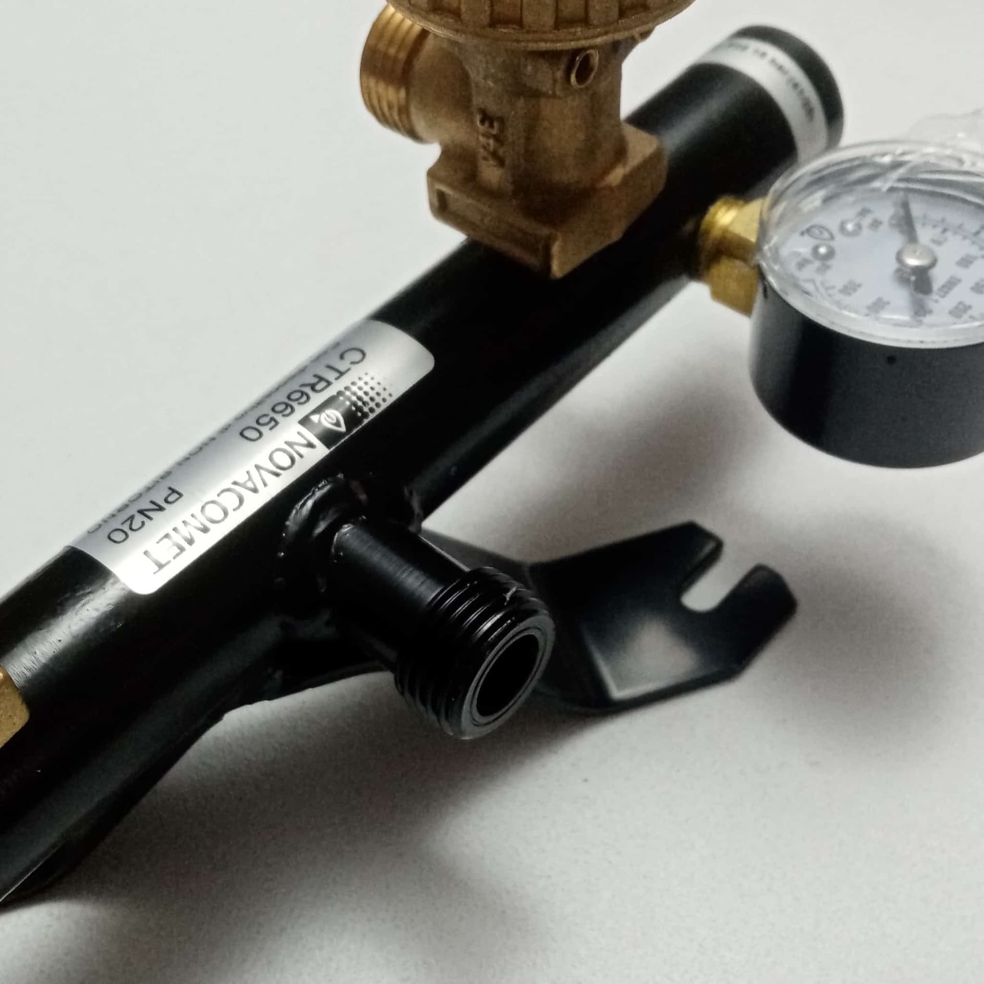 Centralina Manifold per tre bombole gas gpl con manometro e valvola di sicurezza - 7