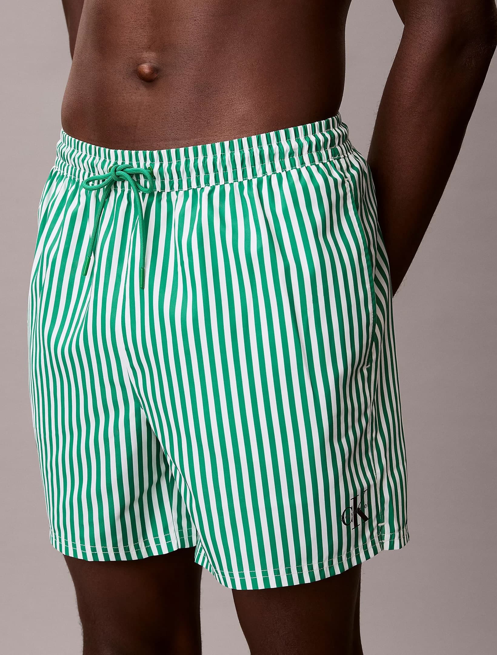 Boxer Mare Uomo Calvin Klein a Righe Corto con CK Monogram e Cordoncino Medio - 18