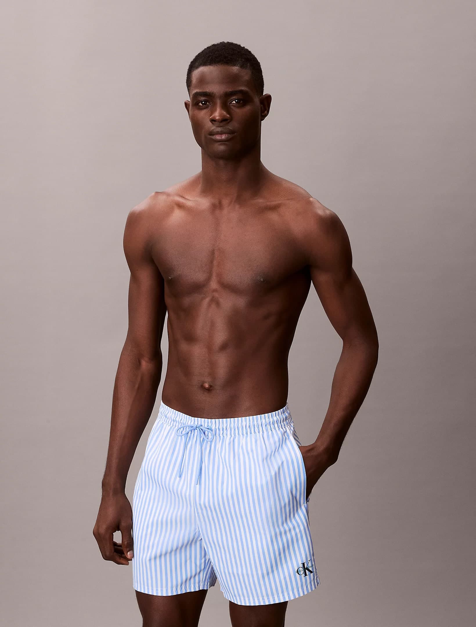 Boxer Mare Uomo Calvin Klein a Righe Corto con CK Monogram e Cordoncino Medio - 9