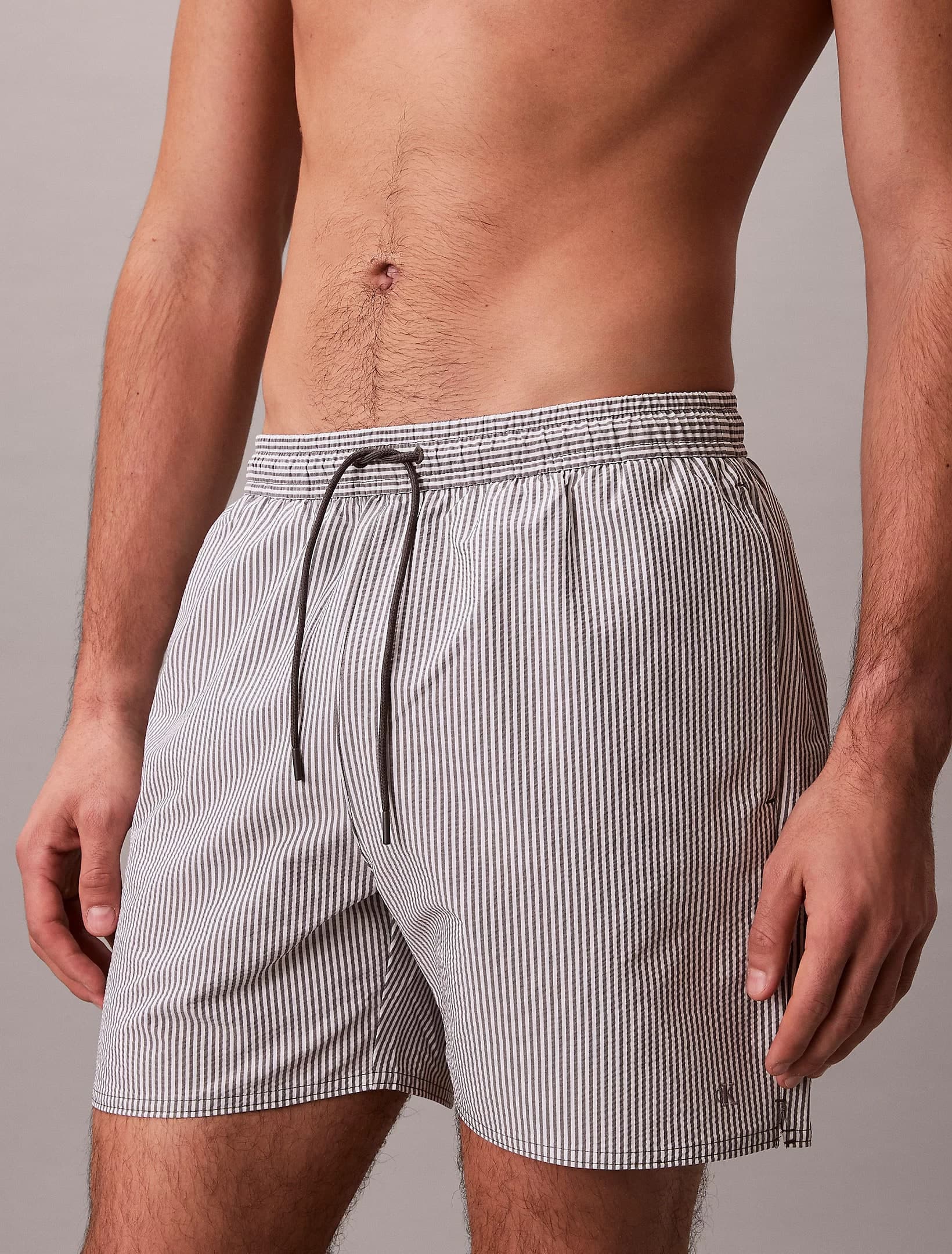 Boxer Mare Calvin Klein Uomo Rigato in Tessuto Seersucker con Cordoncino - 8