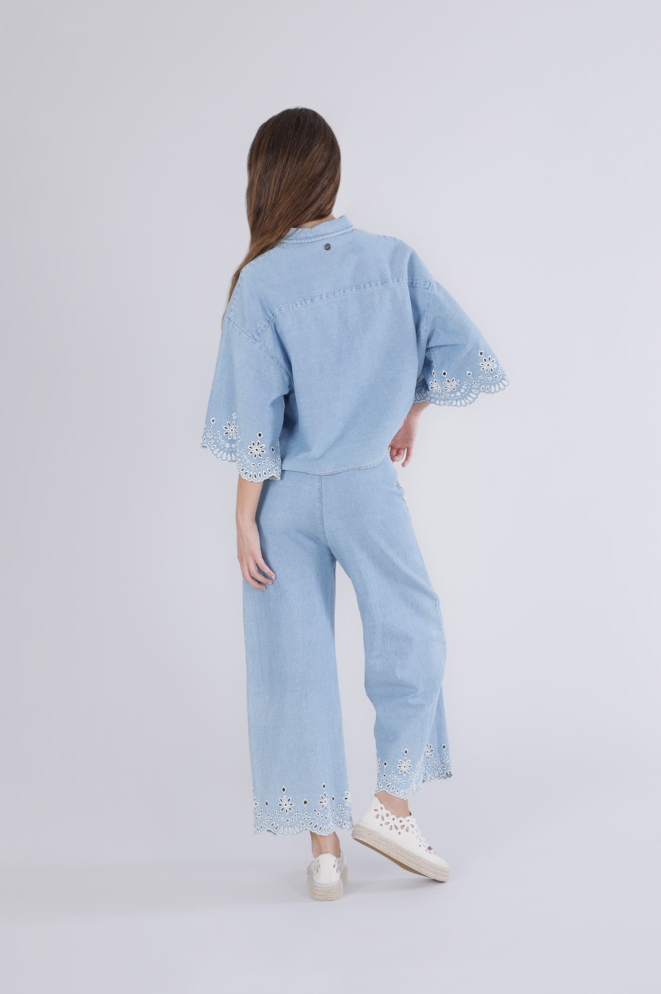 CAMICIA CROOPPED IN JEANS CON RICAMO ALLE MANICHE - 2