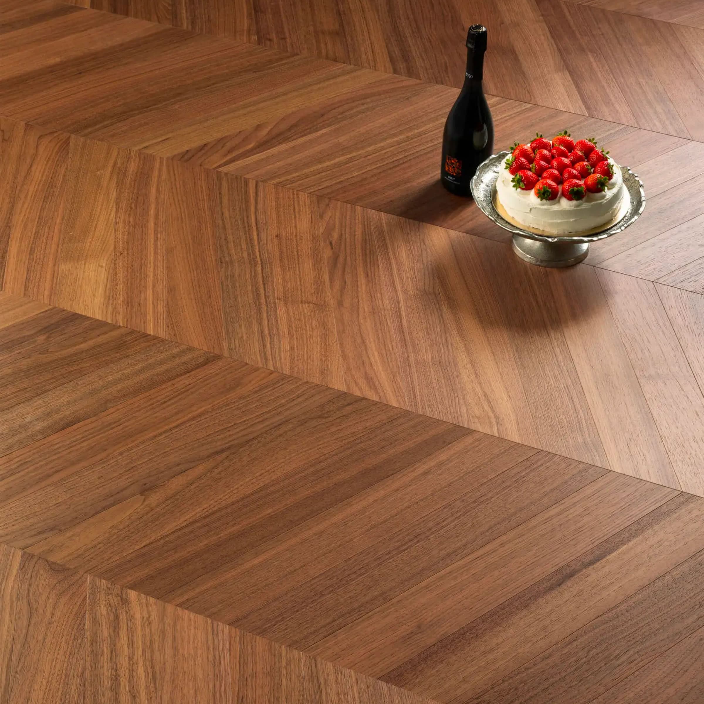 Pavimento in legno prefinito di WALNUT (Noce) punta ungherese verniciato, bisell. Spazz. 8x92x550mm Select