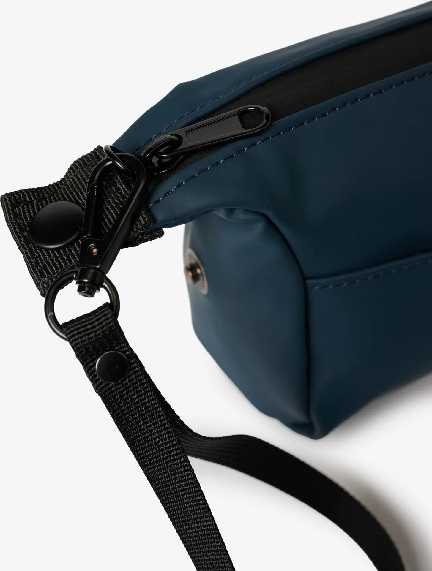 Blauer pochette uomo gommata con zip e laccetto da polso - 3