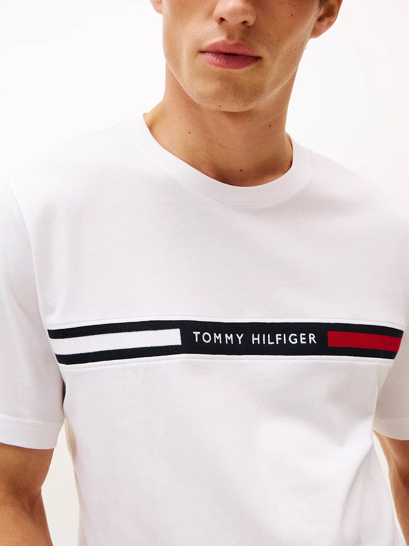 T-shirt uomo Tommy Hilfiger bianca con logo e fascia iconica – Cotone regular fit MW0MW36498YBR - 2