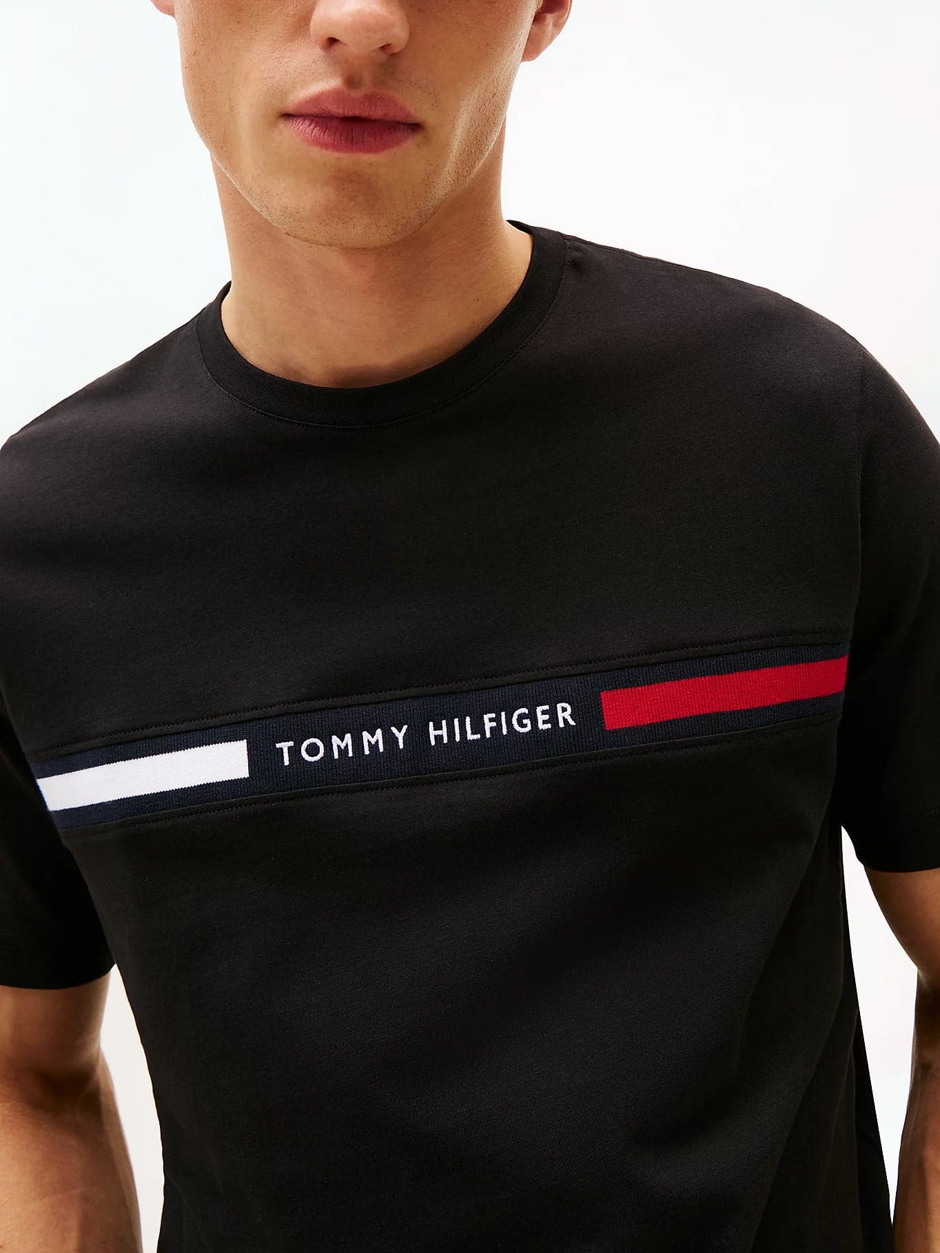 T-shirt uomo Tommy Hilfiger nera con logo e fascia iconica – Cotone regular fit MW0MW36498BDS - 2