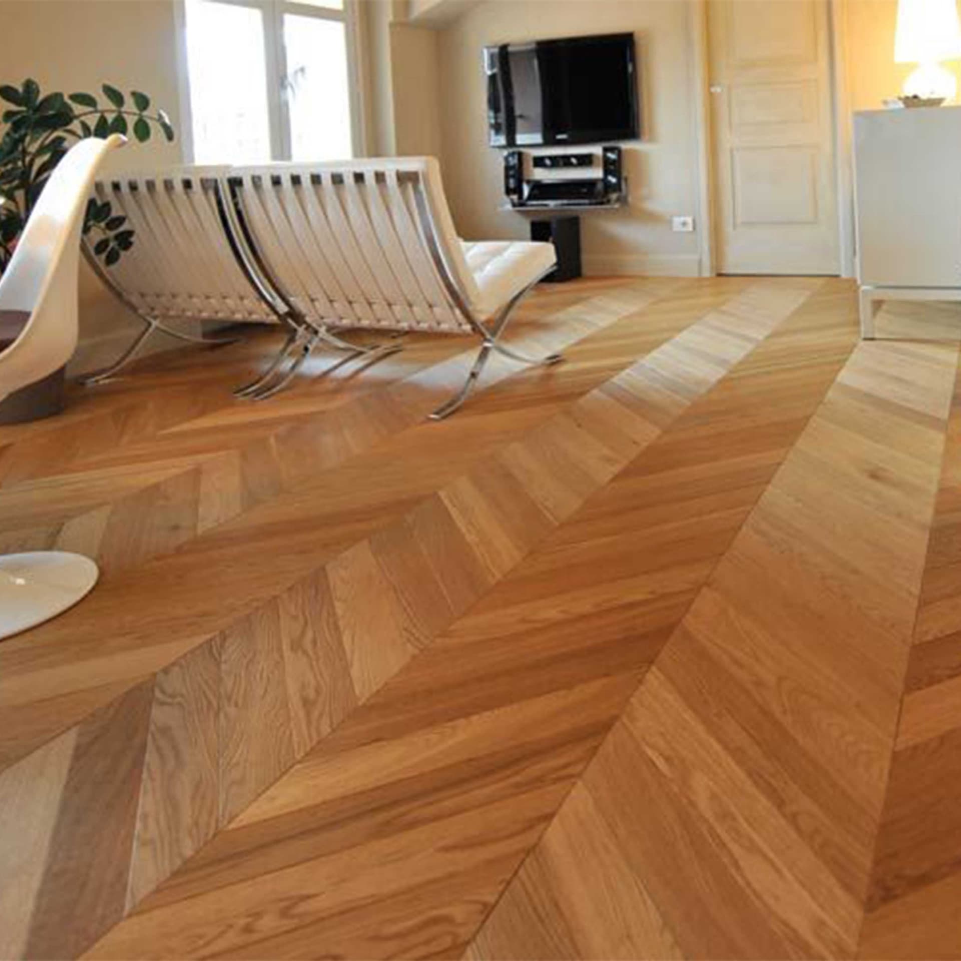 Parquet prefinito Teak Asia prima scelta Spina Francese (Chevron) verniciato spazzolato 14x90x600 - 6