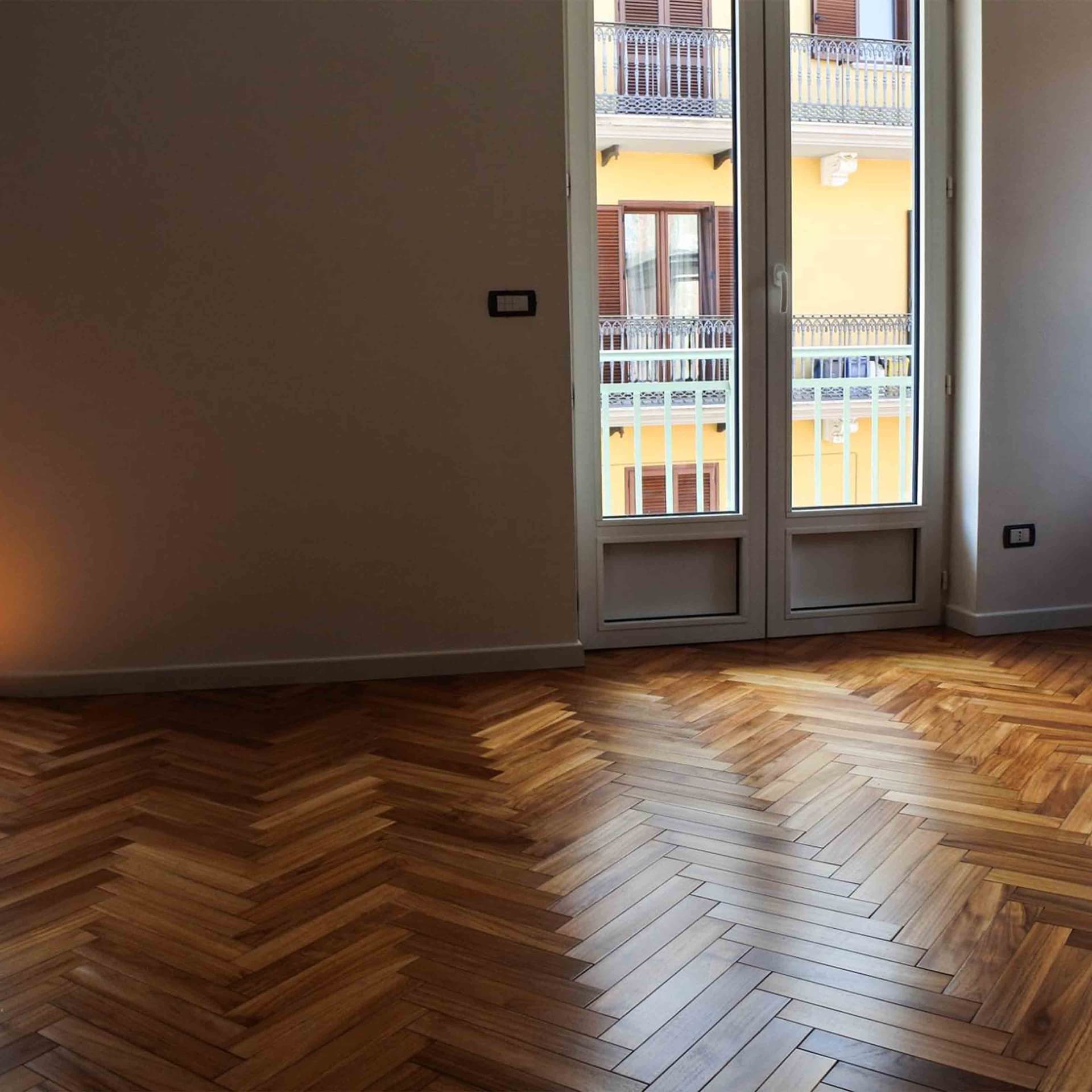 OFFERTA AL BANCALE (59.90€ AL MQ) 70MQ di  Parquet prefinito Massiccio in teak asia Finitura Vernice PRIMA SCELTA 10x60x420 microbisellato verniciato satinato a poro aperto posa anche a spina di pesce - 4
