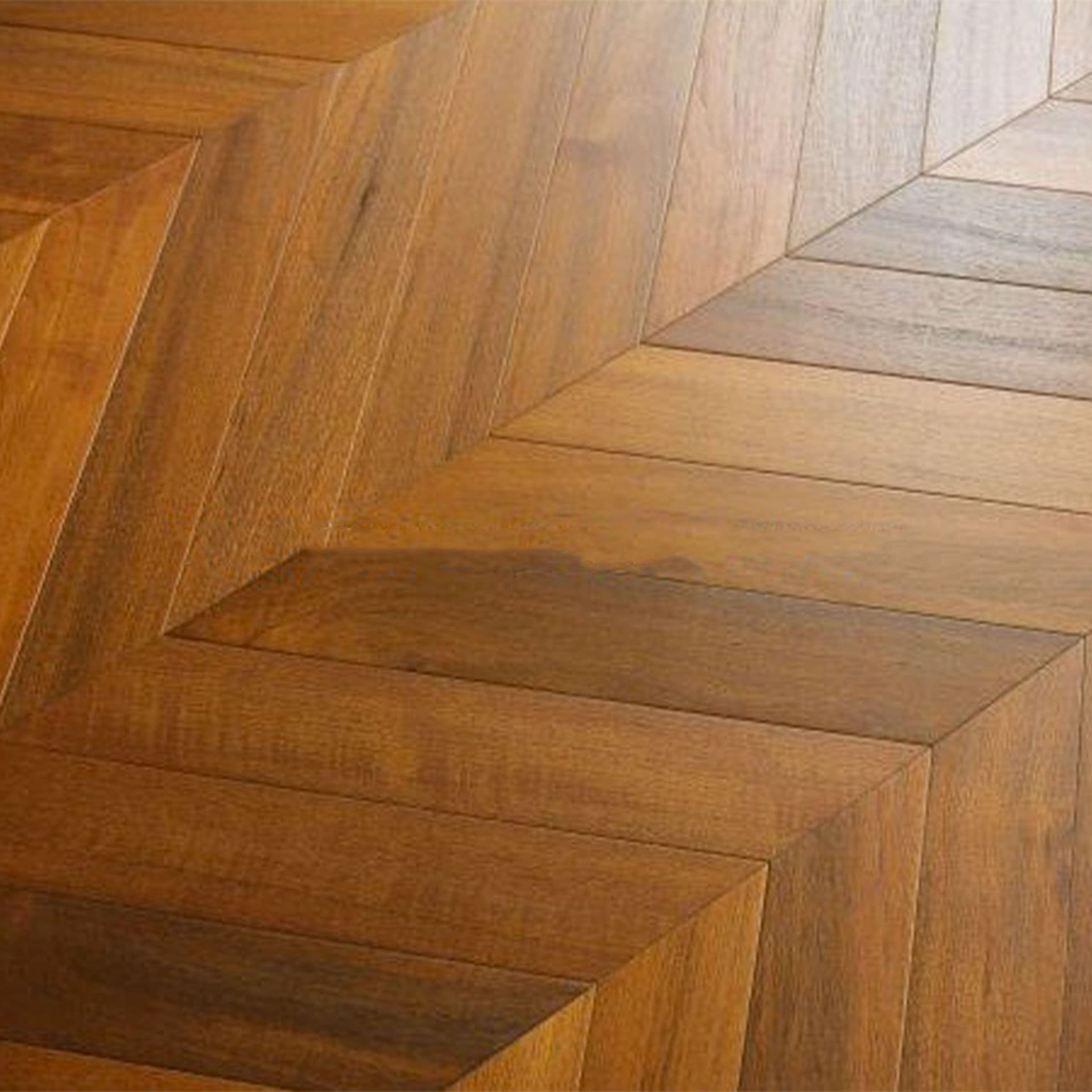 Parquet prefinito massiccio Teak Asia prima scelta Spina Francese (Chevron) vernice eco Satinata 10x95x515 - 10